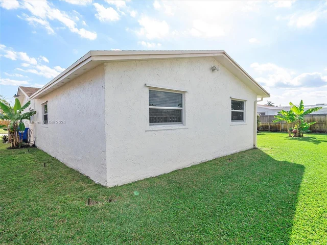 8811 NW 6th St, Pembroke Pines FL 33024