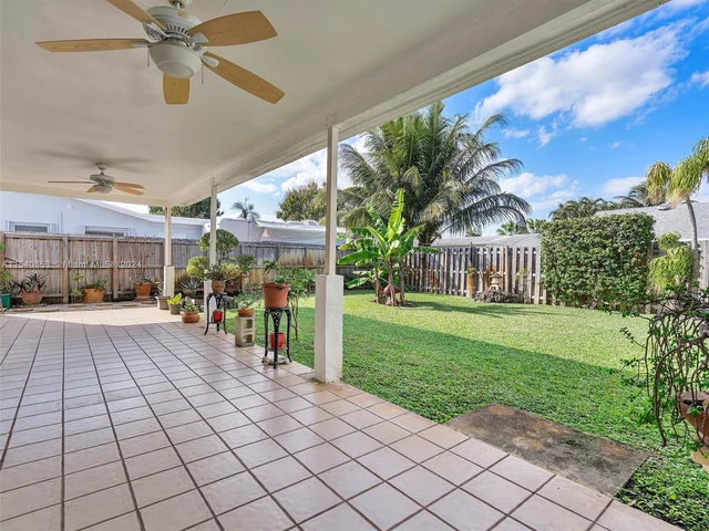 8811 NW 6th St, Pembroke Pines FL 33024