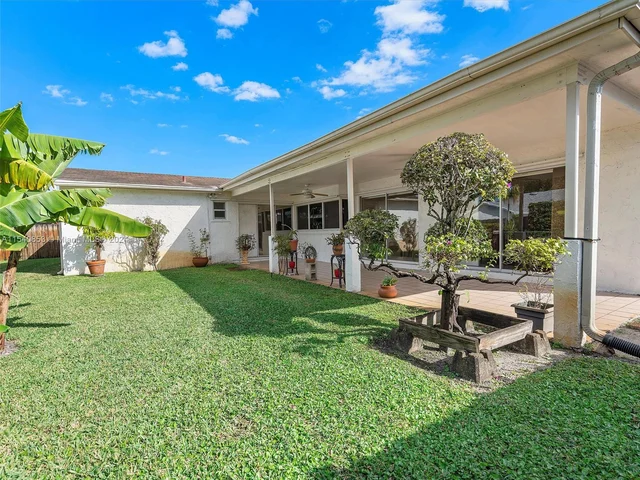 8811 NW 6th St, Pembroke Pines FL 33024