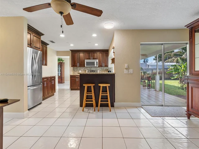 8811 NW 6th St, Pembroke Pines FL 33024