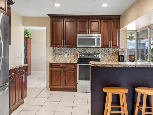 8811 NW 6th St, Pembroke Pines FL 33024