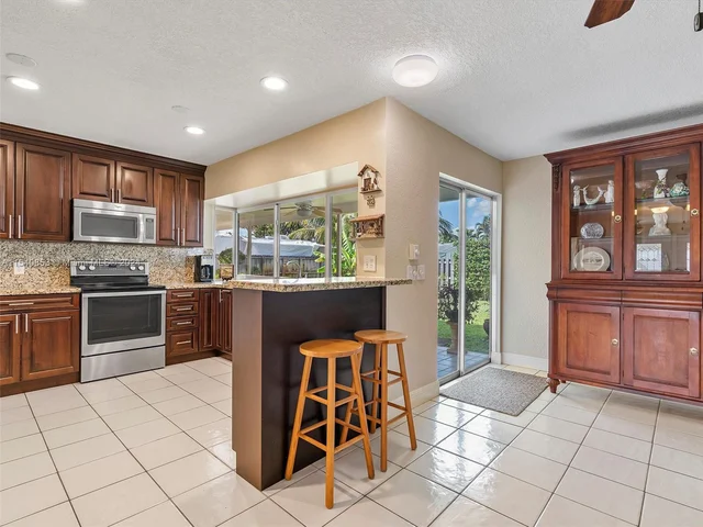 8811 NW 6th St, Pembroke Pines FL 33024