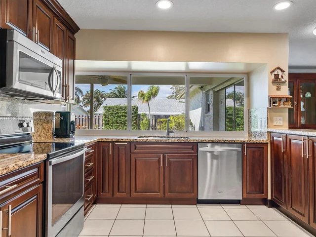 8811 NW 6th St, Pembroke Pines FL 33024