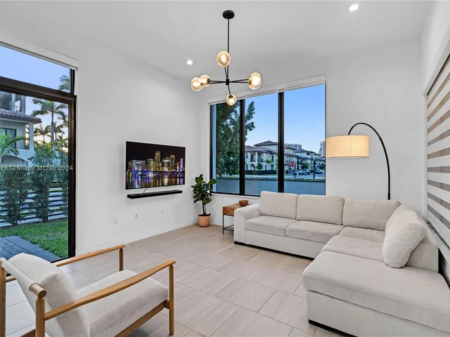 8282 Central Park Blvd, Doral FL 33166