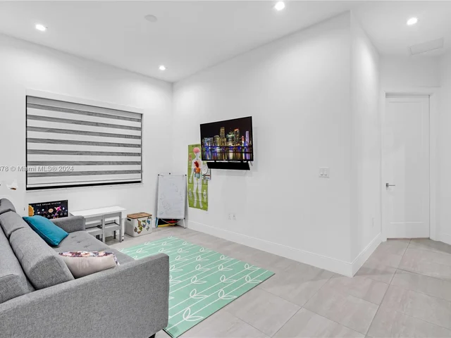 8282 Central Park Blvd, Doral FL 33166