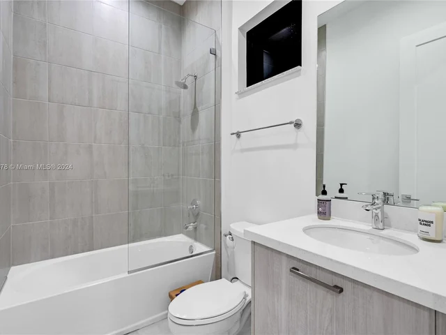 8282 Central Park Blvd, Doral FL 33166