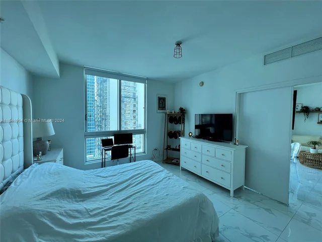 300 S Biscayne Blvd # 2209, Miami FL 33131