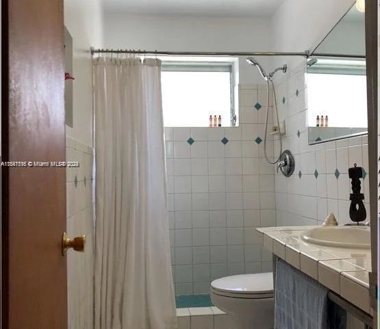 2858 Pine Tree Dr # 8, Miami Beach FL 33140