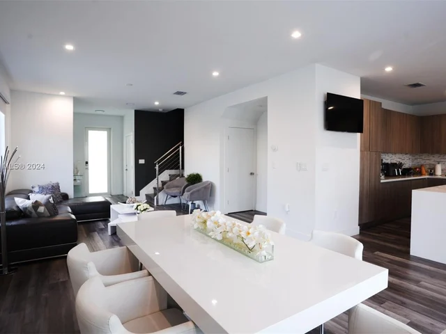 10363 NW 67th Ter, Doral FL 33178