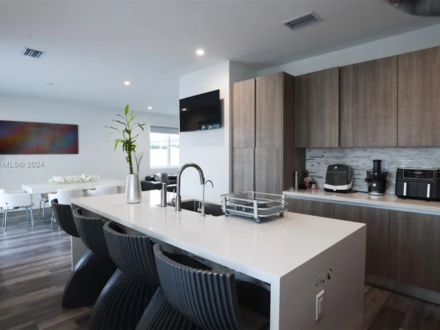 10363 NW 67th Ter, Doral FL 33178