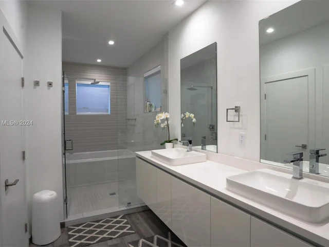 10363 NW 67th Ter, Doral FL 33178