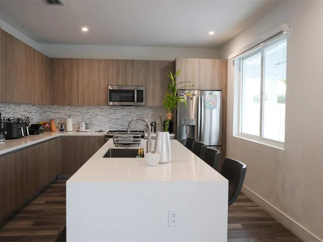 10363 NW 67th Ter, Doral FL 33178