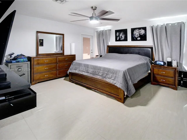 2 SW 62nd Ter, Plantation FL 33317