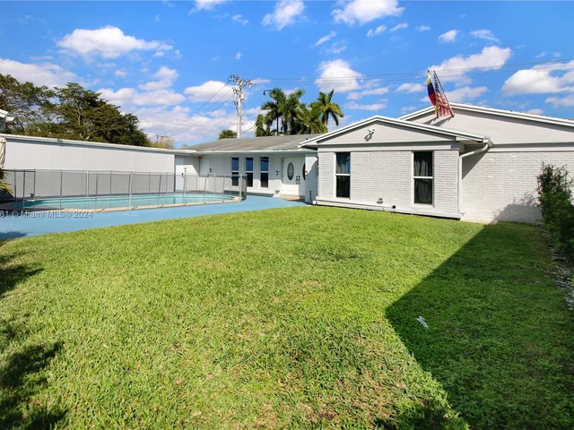 2 SW 62nd Ter, Plantation FL 33317