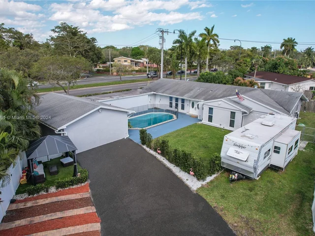 2 SW 62nd Ter, Plantation FL 33317