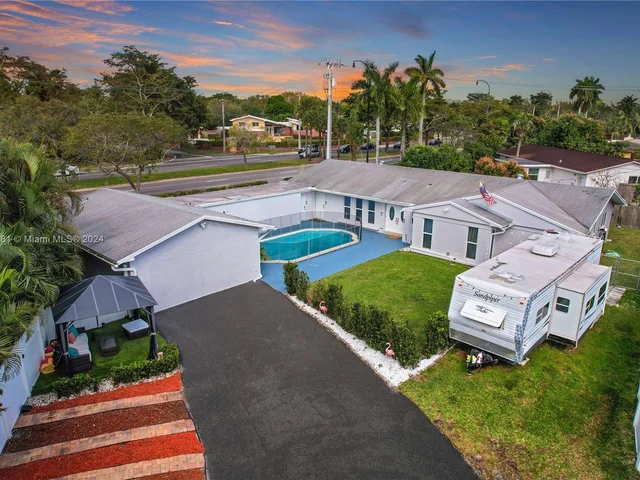 2 SW 62nd Ter, Plantation FL 33317