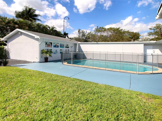 2 SW 62nd Ter, Plantation FL 33317