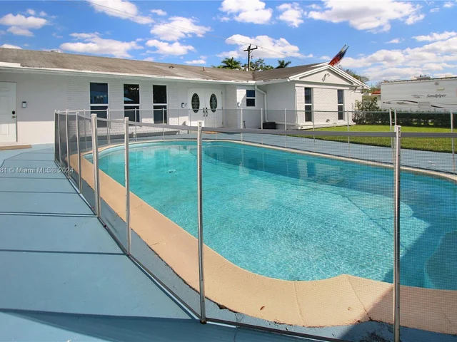 2 SW 62nd Ter, Plantation FL 33317