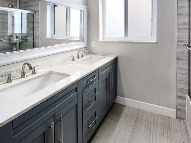 2 SW 62nd Ter, Plantation FL 33317