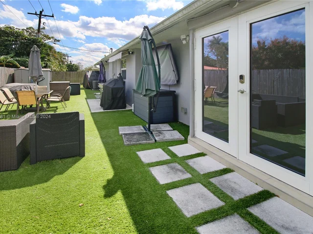 2 SW 62nd Ter, Plantation FL 33317