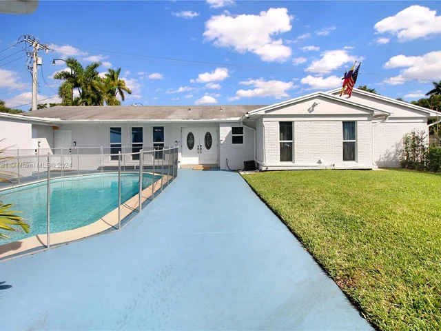 2 SW 62nd Ter, Plantation FL 33317