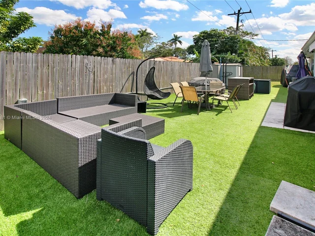 2 SW 62nd Ter, Plantation FL 33317