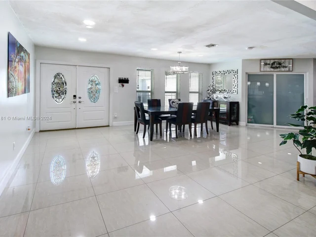 2 SW 62nd Ter, Plantation FL 33317