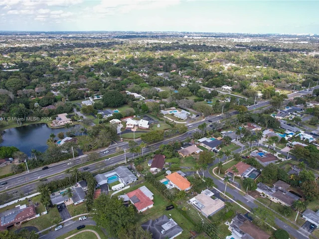 2 SW 62nd Ter, Plantation FL 33317