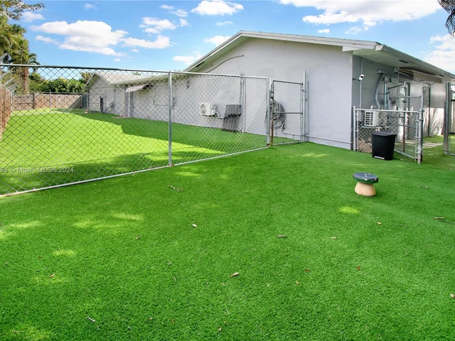 2 SW 62nd Ter, Plantation FL 33317