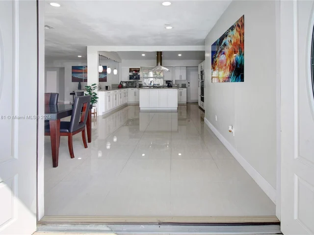 2 SW 62nd Ter, Plantation FL 33317