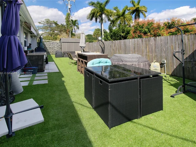 2 SW 62nd Ter, Plantation FL 33317