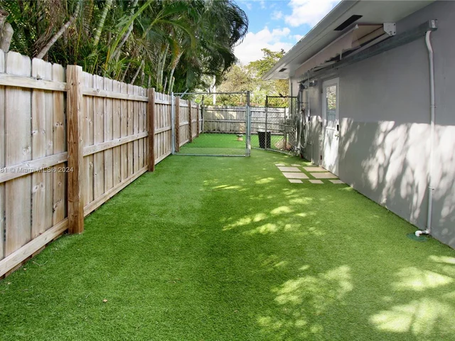 2 SW 62nd Ter, Plantation FL 33317