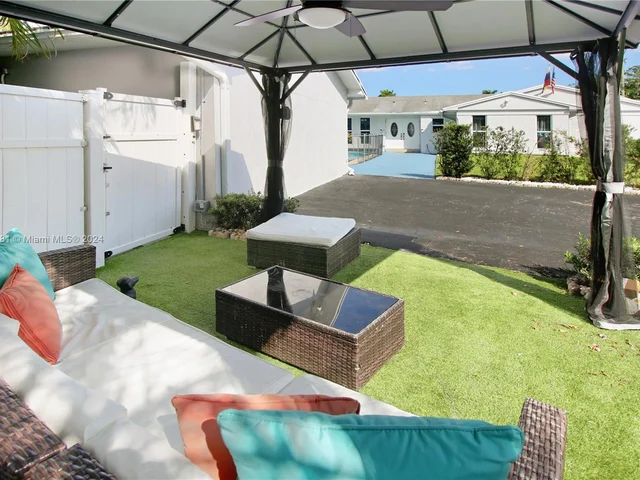 2 SW 62nd Ter, Plantation FL 33317