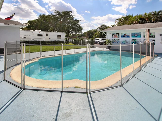 2 SW 62nd Ter, Plantation FL 33317