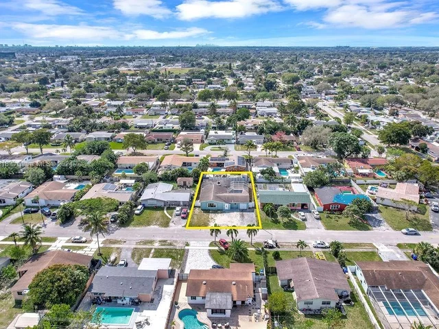 6560 Hayes St, Hollywood FL 33024