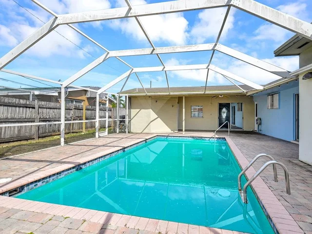 6560 Hayes St, Hollywood FL 33024