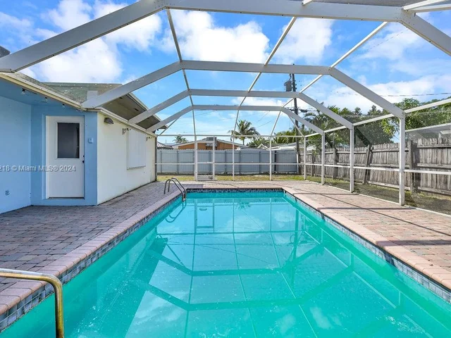 6560 Hayes St, Hollywood FL 33024