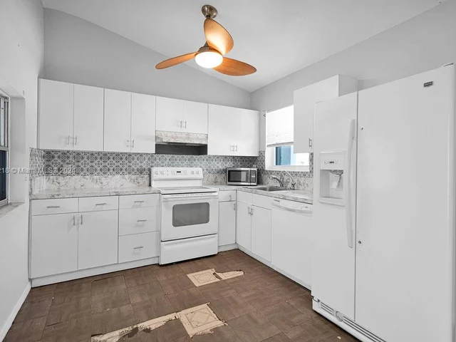 6560 Hayes St, Hollywood FL 33024