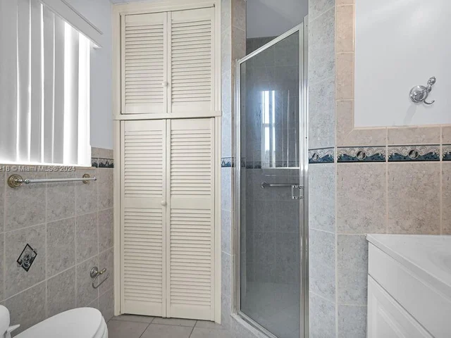 6560 Hayes St, Hollywood FL 33024