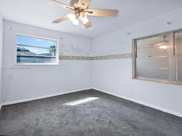 6560 Hayes St, Hollywood FL 33024