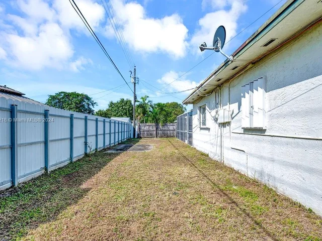 6560 Hayes St, Hollywood FL 33024