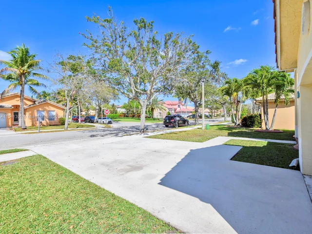 14066 S Cypress Cove Cir, Davie FL 33325