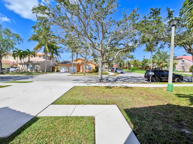 14066 S Cypress Cove Cir, Davie FL 33325