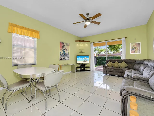 14066 S Cypress Cove Cir, Davie FL 33325