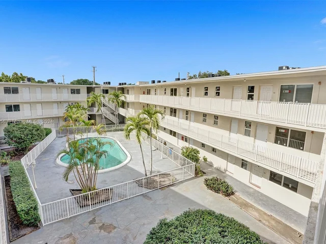 1895 Venice Park Dr # 20B, North Miami FL 33181