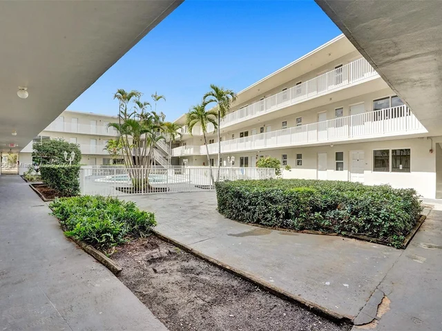 1895 Venice Park Dr # 20B, North Miami FL 33181