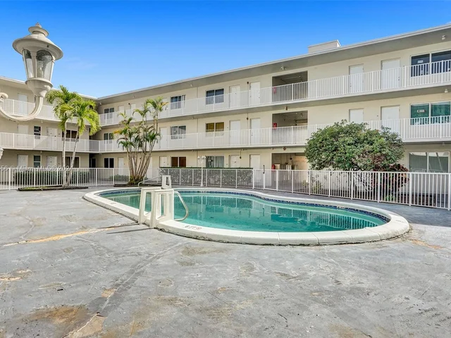 1895 Venice Park Dr # 20B, North Miami FL 33181