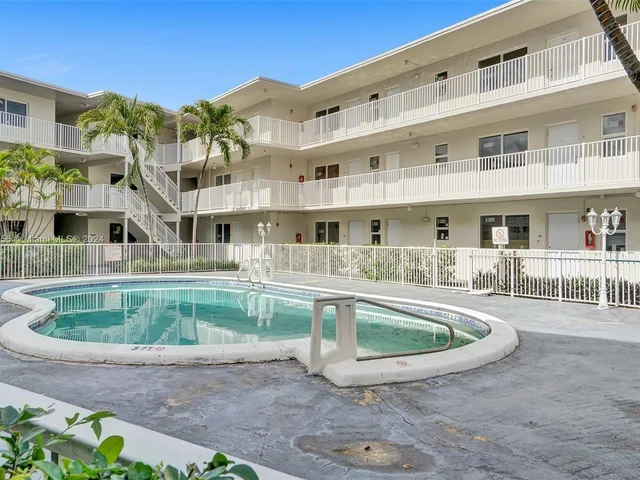 1895 Venice Park Dr # 20B, North Miami FL 33181