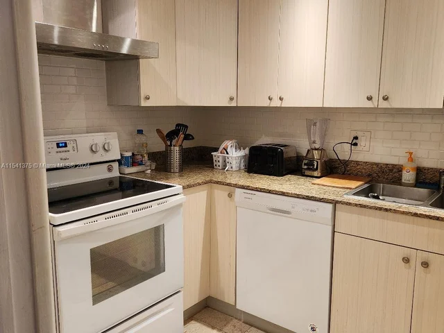 3740 Inverrary Dr # 2Q, Lauderhill FL 33319