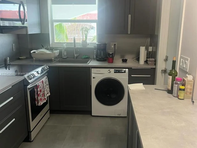 581 Blue Heron Dr # B, Hallandale Beach FL 33009